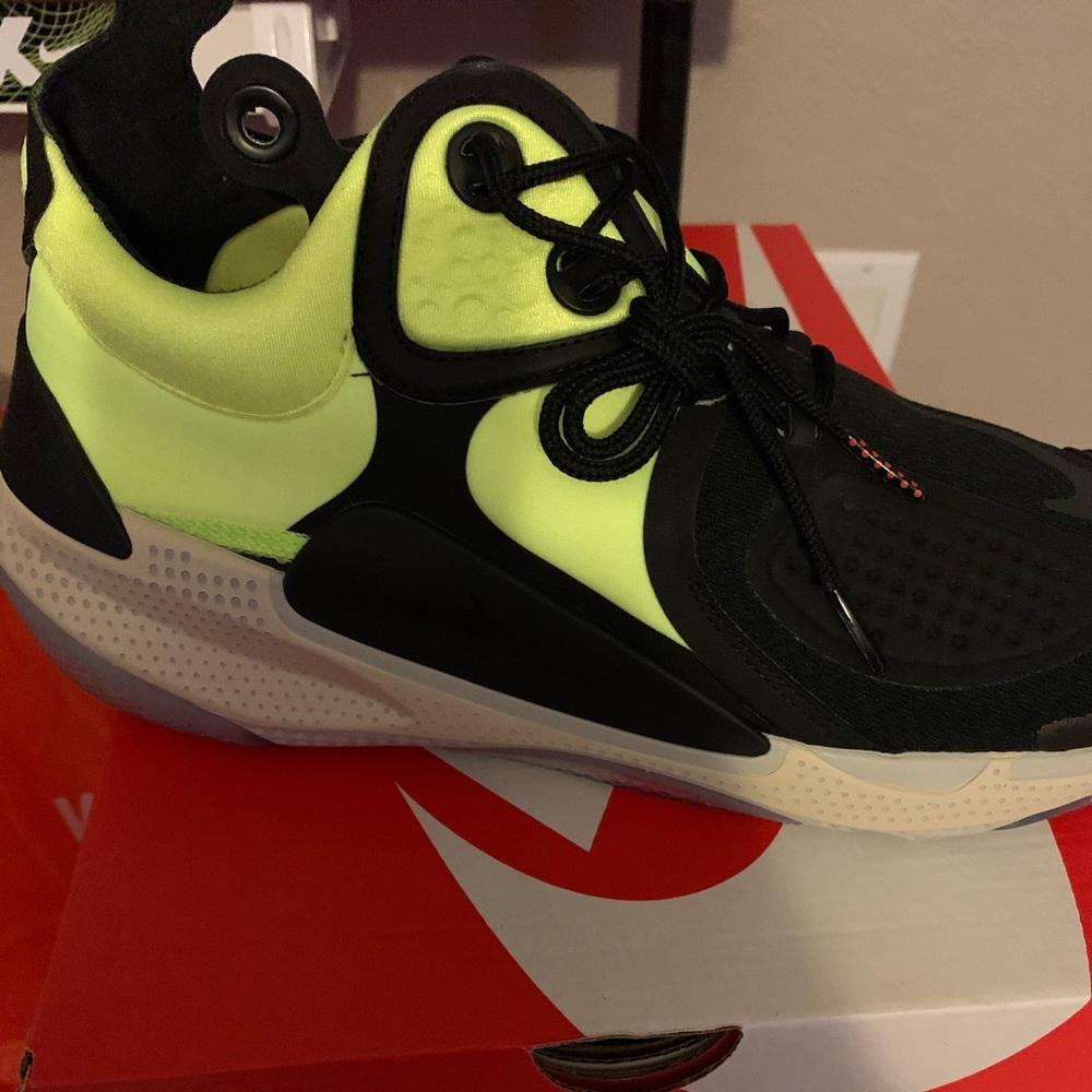 Nike - Picture 2 of 4